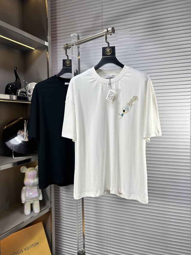 Loew*罗意威 Ss25夏季新款短袖，顶级图案Logo，帅气时尚，简约百搭款。面料棉 不仅挺括，保持潮流的廓形，又穿着舒适，纱织更细腻 欧版偏大 男女同款 码