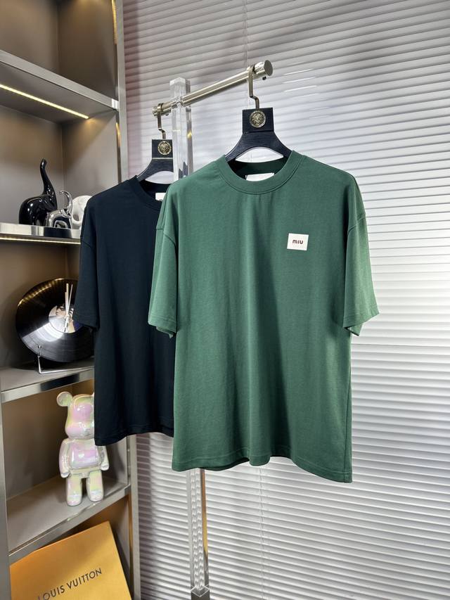 Miu*缪缪 Ss25夏季新款短袖，顶级图案Logo，帅气时尚，简约百搭款。面料棉 不仅挺括，保持潮流的廓形，又穿着舒适，纱织更细腻 欧版偏大 男女同款 码数：