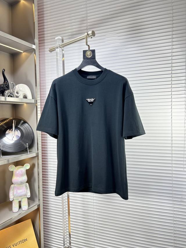 Prad*普拉达 Ss25夏季新款短袖，顶级图案Logo，帅气时尚，简约百搭款。面料棉 不仅挺括，保持潮流的廓形，又穿着舒适，纱织更细腻 欧版偏大 男女同款 码