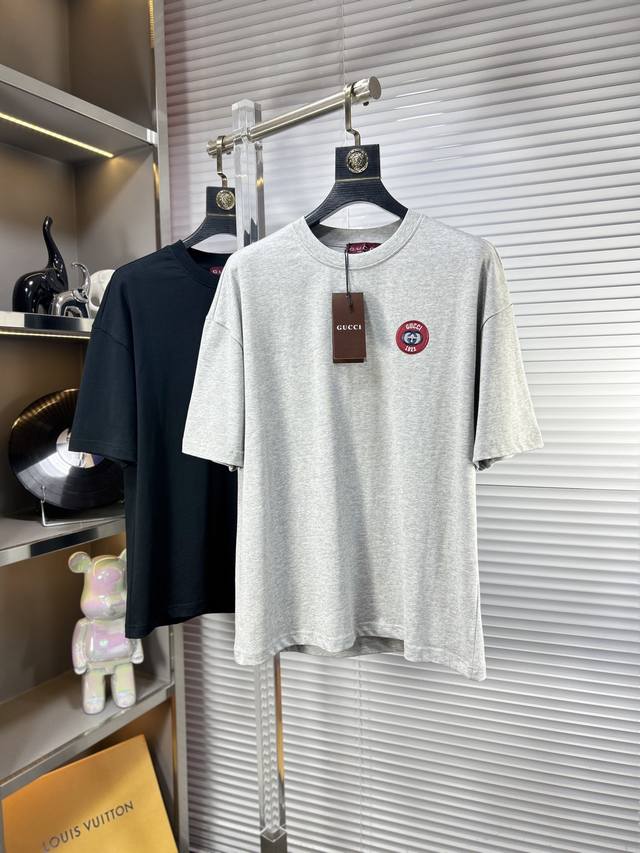 Gucc*古奇 Ss25夏季新款短袖，顶级图案Logo，帅气时尚，简约百搭款。面料棉 不仅挺括，保持潮流的廓形，又穿着舒适，纱织更细腻 欧版偏大 男女同款 码数