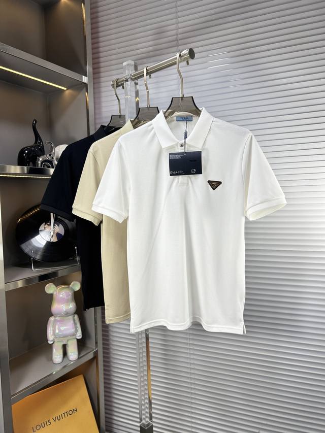 Prad*普拉达 Ss25早春新款翻领Polo衫 高品质珠地棉材质 雍容华贵的品牌风格，260克重 客供进口面料 做出来的衬衫也是版型垂顺挺括，并且还抗皱抗起球