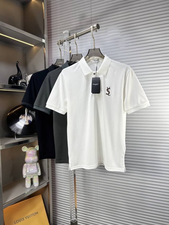 Ysl*圣罗兰 Ss25早春新款翻领Polo衫 高品质珠地棉材质 雍容华贵的品牌风格，260克重 客供进口面料 做出来的衬衫也是版型垂顺挺括，并且还抗皱抗起球，