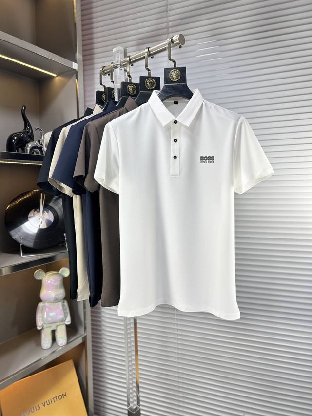 Boss* Ss25夏季新款翻领Polo衫 高品质珠地棉材质 雍容华贵的品牌风格，客供进口面料 做出来的衬衫也是版型垂顺挺括，并且还抗皱抗起球，贴身穿着也是极为
