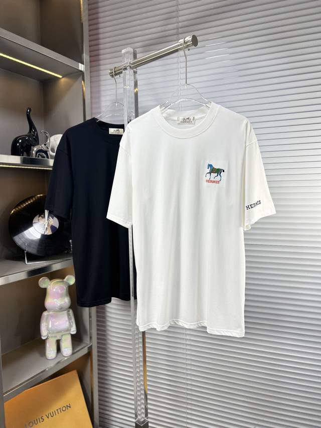 Herm*爱马仕 Ss25春夏新款短袖，顶级图案Logo，帅气时尚，简约百搭款。面料棉 不仅挺括，保持潮流的廓形，又穿着舒适，纱织更细腻 码数：S-Xxl