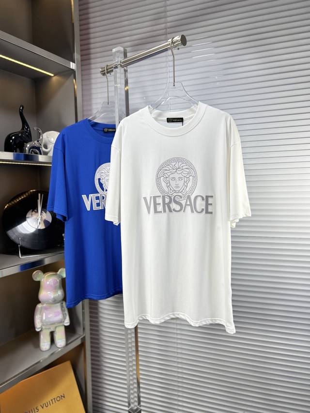 Vers*范思哲 Ss25春夏新款短袖，顶级图案Logo，帅气时尚，简约百搭款。面料棉 不仅挺括，保持潮流的廓形，又穿着舒适，纱织更细腻 码数：S-Xxl
