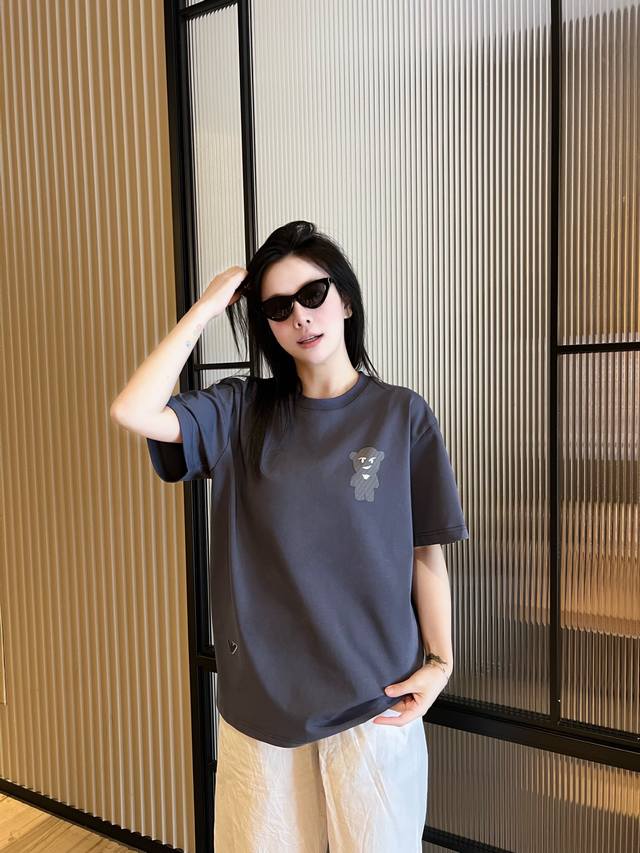 Ea25Ss春夏新款针织纯棉材质圆领短Tee，男女同款小熊图案印花休闲套头短袖T恤衫！贸易公司渠道稀出，同步官网发售！一款融合了时尚与舒适的经典之作，其独特魅力
