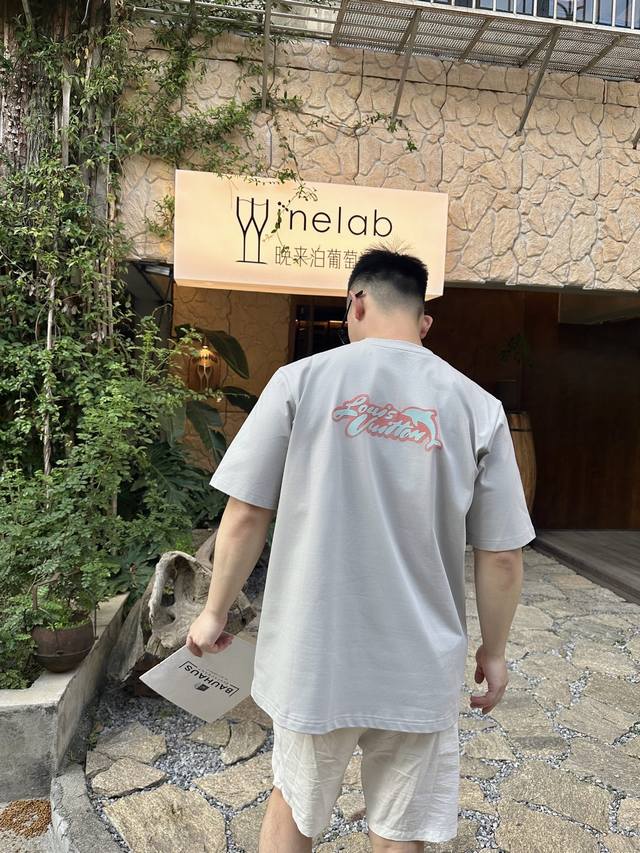 Lv25Ss春夏新款平纹针织棉布圆领短Tee，男女同款字母海豚图案印花宽松休闲短袖T恤衫！贸易公司渠道稀出，同步官网发售！V家新款海豚印花T恤，一款融合了奢华品