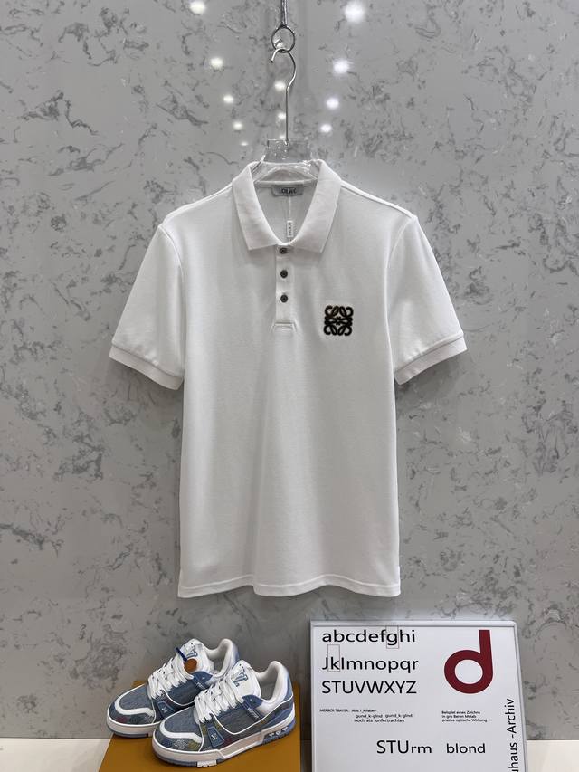 罗意威 2025春夏新款男士标识短袖Polo衫，延续经典商务休闲翻领Polo恤.该款Polo衫采用丝光双面棉质珠地面料制成，隽永设计可跨越时尚潮流。经典款型，品
