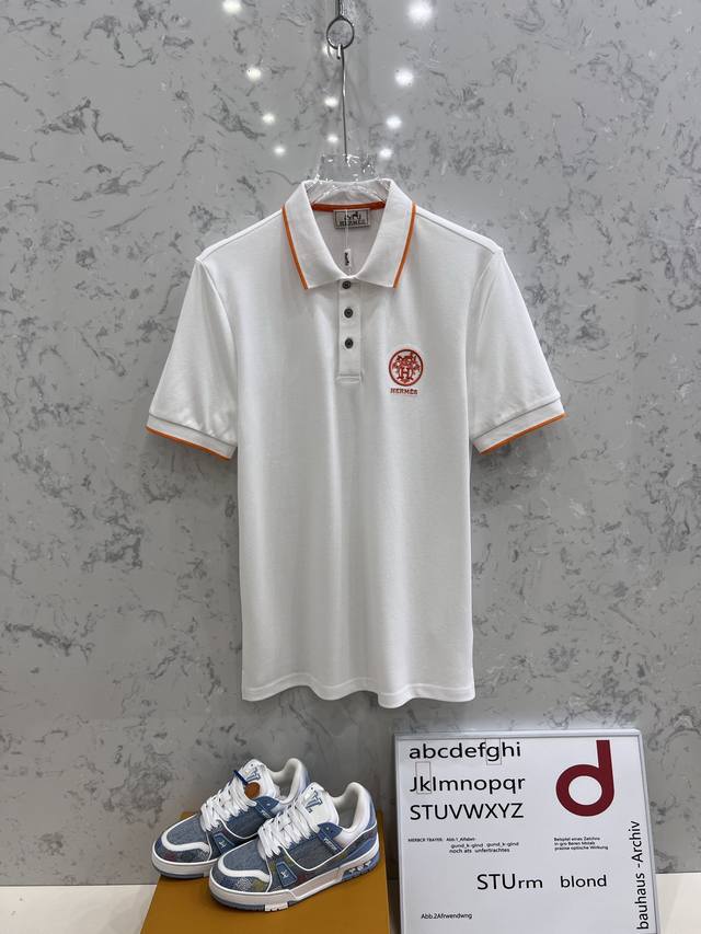 爱马仕 2025春夏新款男士标识短袖Polo衫，延续经典商务休闲翻领Polo恤.该款Polo衫采用丝光双面棉质珠地面料制成，隽永设计可跨越时尚潮流。经典款型，品