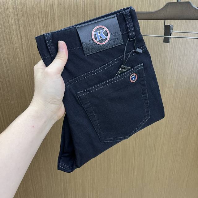 新品 Kiton 2550春夏新品休闲牛仔裤 官网同步发售，裤身工艺设计，进口客供辅料、东欧牛仔面料定制，代工厂P出品免检！每个细节做到极致，原版五金配件，潮范