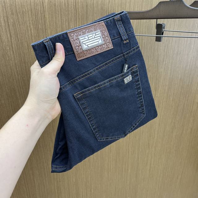 新品 Aj 2550春夏新品休闲牛仔裤 官网同步发售，裤身工艺设计，进口客供辅料、东欧牛仔面料定制，代工厂P出品免检！每个细节做到极致，原版五金配件，潮范十足、