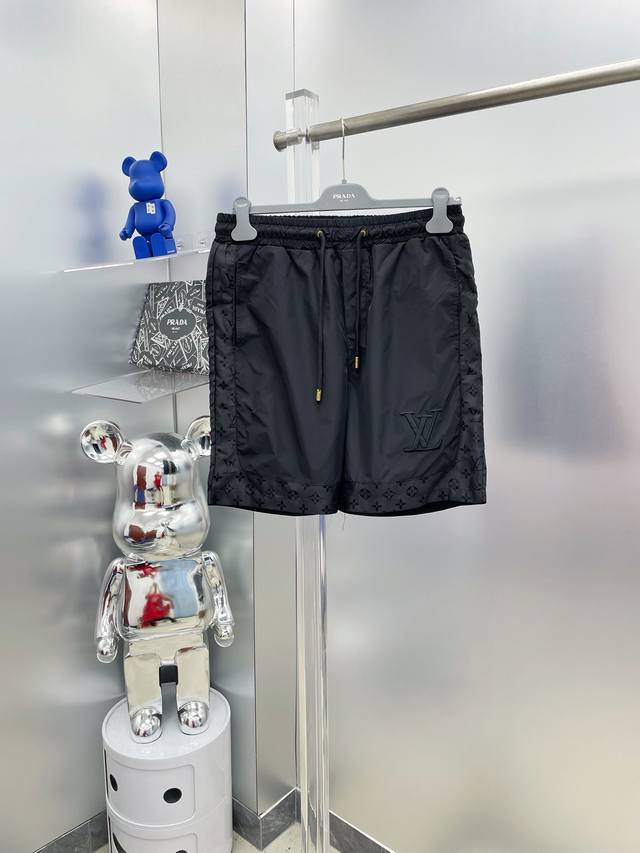 Lv 路易 25Ss夏季新款满印字母Logo徽标短裤 M 面料柔软舒适 搭配Logo字母 手感舒适上身挺括有型 码数：M-3Xl
