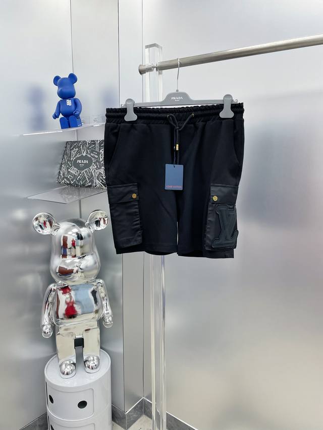 Lv 路易 25Ss夏季新款口袋字母Logo徽标短裤 M 面料柔软舒适 搭配Logo字母 手感舒适上身挺括有型 码数：M-3Xl