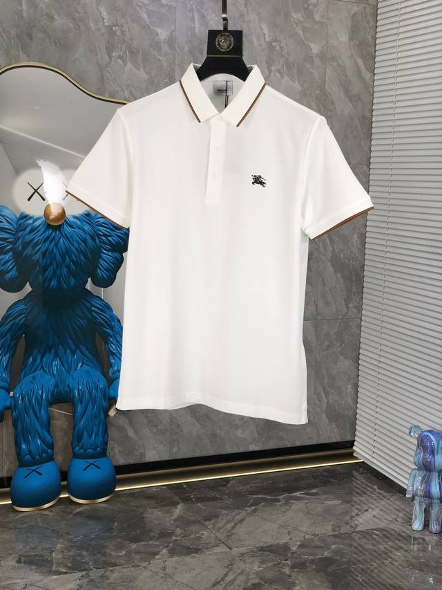 巴宝莉。2025Ss春夏新品 翻领短袖Polo衫。 客供进口100%珠地棉面料，甄选上等长绒棉花原料，面料属性皆为上乘，网眼结构细腻自然，经过水洗后，M肌理变得