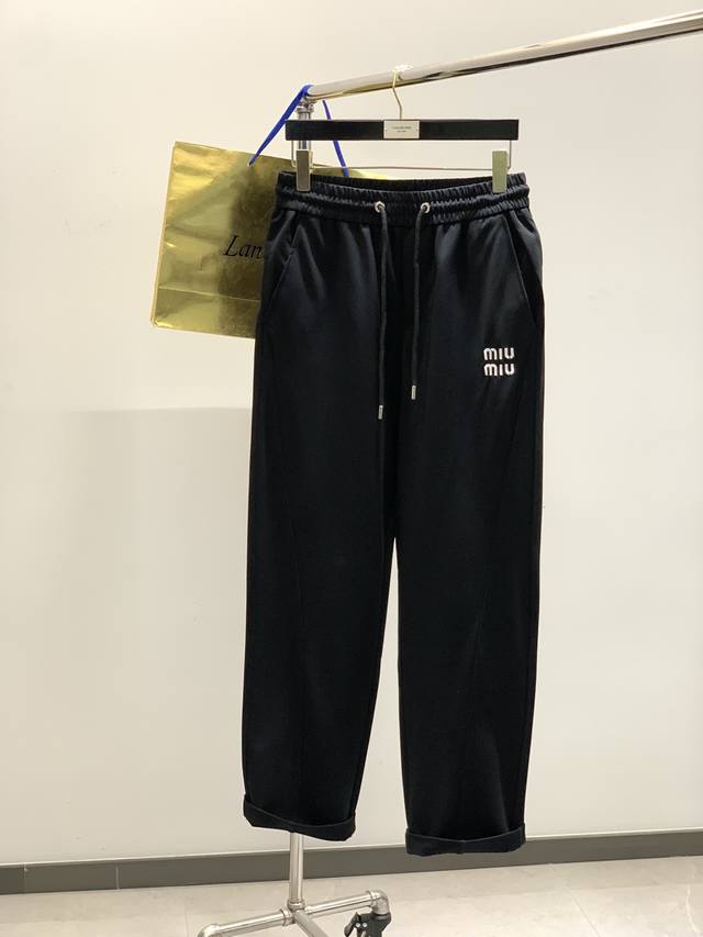 Miu Miu 2025春季最新品，专柜同步有售，原单狠货，时尚休闲裤，进口原版面料，上身舒适透气，顶级刺绣工艺字母图案装饰Logo，原版五金辅料装饰，档次极高