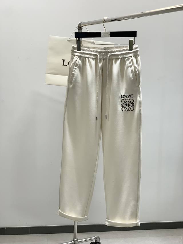 Loewe 罗意威，2025春季最新款，时尚休闲裤，原单狠货，简约舒适，版型不挑人，采用进口原版面料，舒适度极佳，顶级刺绣工艺字母图案Logo，原版五金辅料装饰