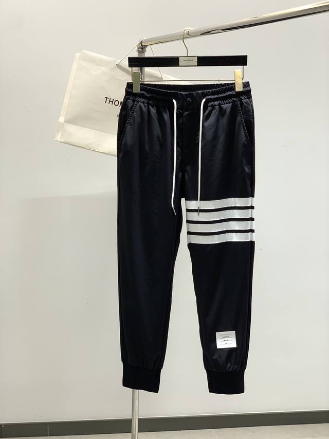Thom Browne 汤姆 布朗 2025春季最新品，时尚休闲裤，专柜同步有售，原单狠货，采用进口原版面料，舒适度极佳，顶级印花工艺字母图案Logo，原版五金