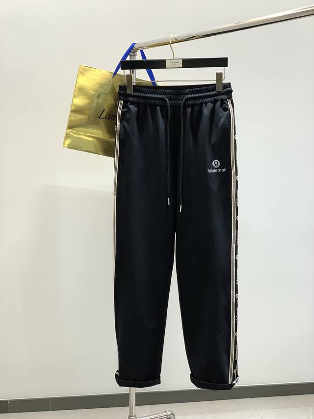 Lululemon，2025春季最新款，专柜同步有售，原单狠货，时尚休闲裤，上身很有特点！吸睛而有亮点，进口原版面料，顶级刺绣工艺字母图案装饰Logo，原版五金