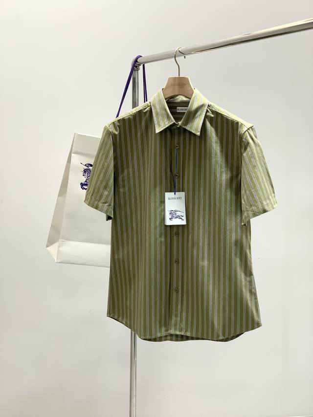Burberry 巴宝莉，2025夏季最新品，专柜同步有售，原单狠货，时尚休闲短袖衬衫，进口原版面料，上身舒适透气，顶级印花工艺字母图案装饰Logo，档次极高，