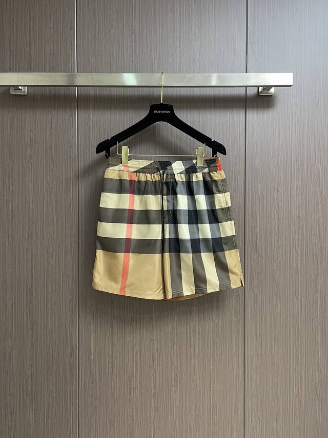Burberry 2025Ss夏季新品 格纹抽绳游泳短裤，抽绳式游泳裤，装饰精纺，经典格纹。呈现休闲版型，搭配网眼内衬。弹性抽绳裤腰侧插袋；后侧拉链口袋，休闲版