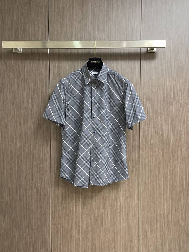 Burberry 格纹短袖衬衫，采用定制棉质面料匠心制作，面料舒适柔软，亲肤透气，全衣饰以品牌经典格纹，高品质对格剪裁，按扣开合，尖领细节设计，弧形衣摆，简单设