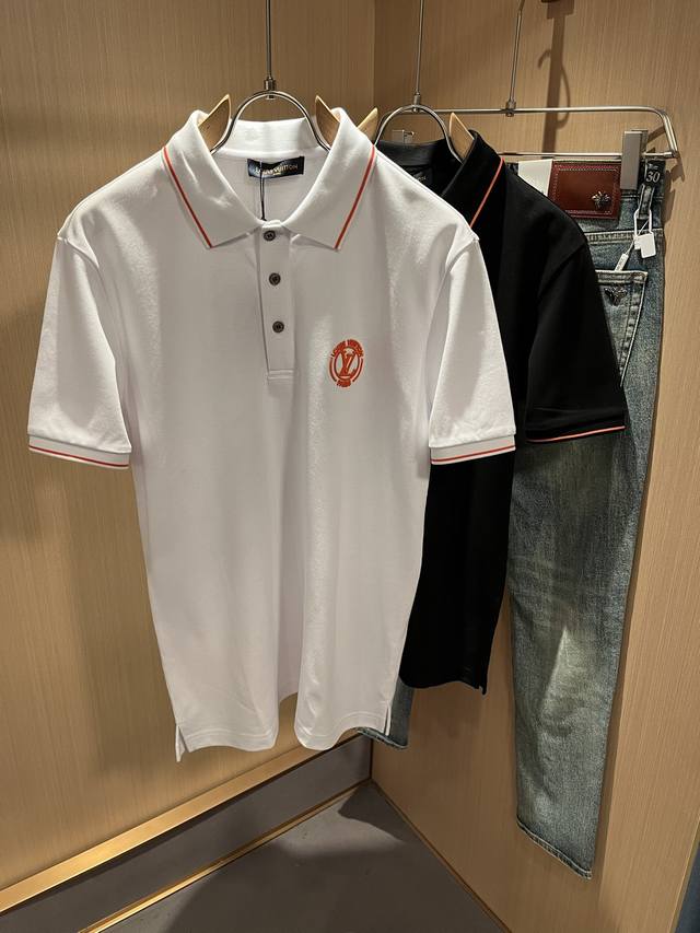 Louis Vuit*On路易*登2025春夏新款短袖Polo衫，最新工艺时尚元素设计理念！胸前刺绣Logo精巧别致设计！款式穿搭起来更加的多样化。看似简单的款