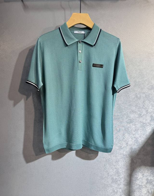 Prada 普拉达 25Ss新款春夏短袖 最高版本客供定制高端桑蚕丝面料 简单时尚款，螺纹拼色螺纹配色超级好看！经典Logo的设计 简单大方的款式！S2满满的高