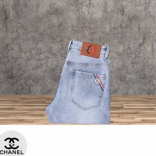 Moncler 蒙口 春夏最新品牛仔裤专柜热销款 品味与价值共享 身穿着非常舒适 低调不失奢华 穿出去非常有档次,裤型款式和裁剪亦无需多言 上身精致跃然.真正一