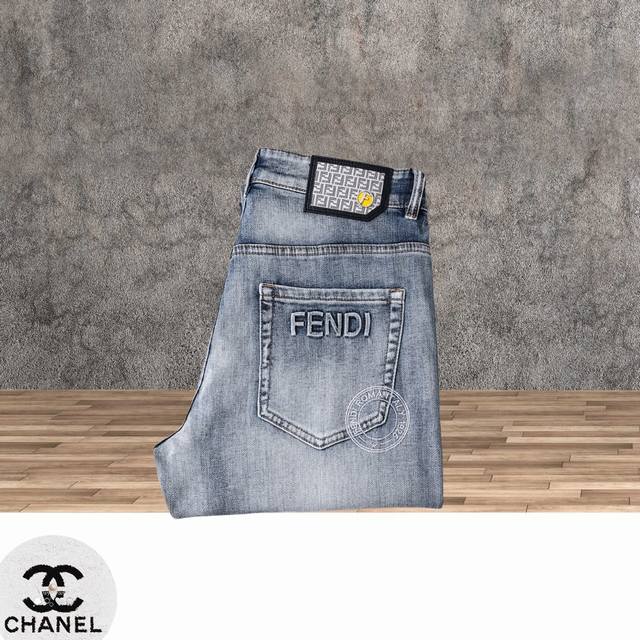 Fendi 芬迪 春夏最新品牛仔裤专柜热销款 品味与价值共享 身穿着非常舒适 低调不失奢华 穿出去非常有档次,裤型款式和裁剪亦无需多言 上身精致跃然.真正一等一