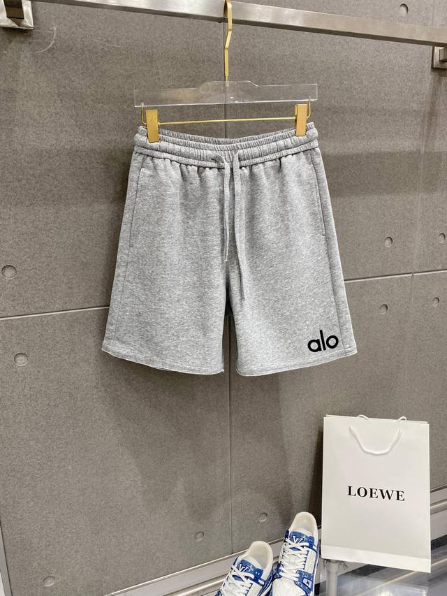 Ao 25春夏新款短裤 这款极简表达现代态度。面布63.1%棉36.9聚酯倩维 超薄复合面料 整体更显质感有力 承载创新精神， 标志性的涂珐琅徽标平添点睛之笔