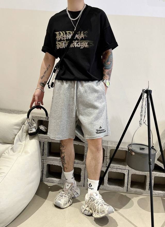 西太后 25春夏新款短裤 这款极简表达现代态度。面布63.1%棉36.9聚酯倩维 超薄复合面料 整体更显质感有力 承载创新精神， 标志性的涂珐琅徽标平添点睛之笔