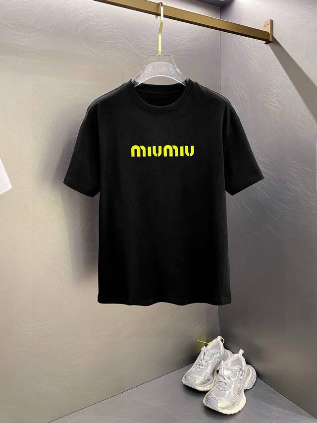 Miu Miu 新款字母印花双层重工短袖T桖 字母图案不管是T桖还是卫衣都是每年的爆款单品 前幅大面积印花采用大康丽数码印花机直喷 成本极高 经过多次的调试打版