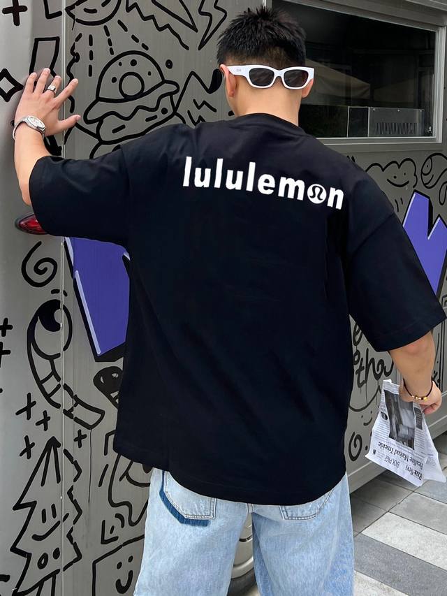 Lulu 新款字母印花双层重工短袖T桖 字母图案不管是T桖还是卫衣都是每年的爆款单品 前幅大面积印花采用大康丽数码印花机直喷 成本极高 经过多次的调试打版图案色