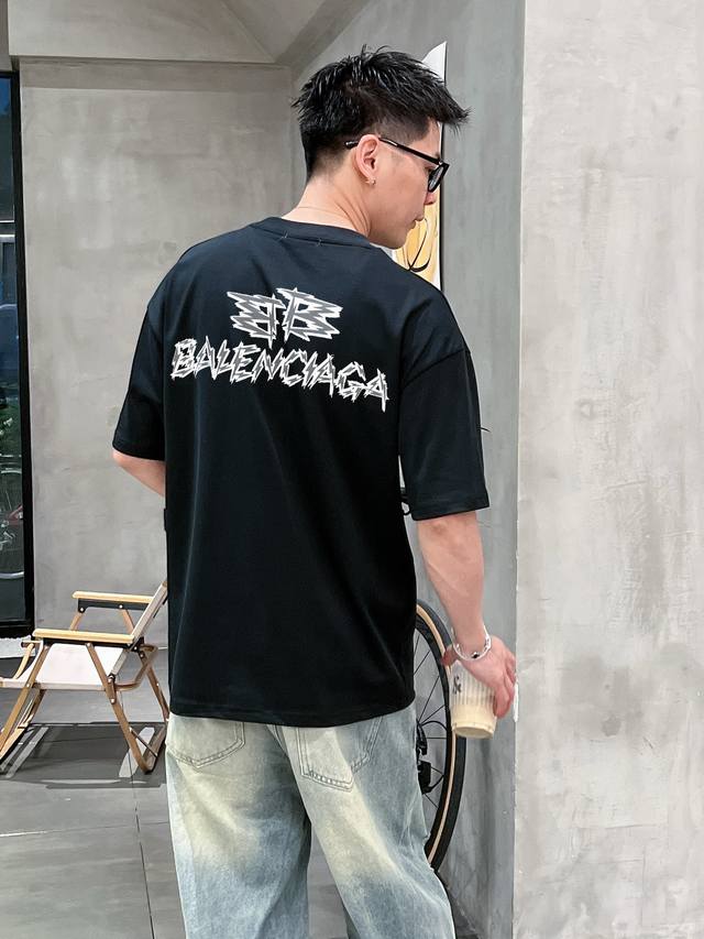 巴黎世家 新款字母印花双层重工短袖T桖 字母图案不管是T桖还是卫衣都是每年的爆款单品 前幅大面积印花采用大康丽数码印花机直喷 成本极高 经过多次的调试打版图案色