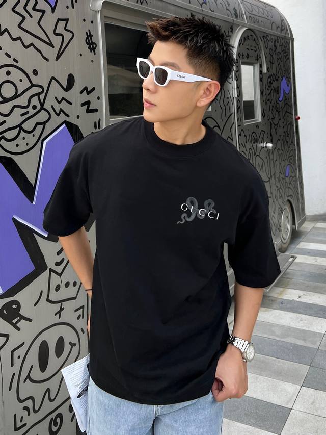 酷奇 新款字母印花双层重工短袖T桖 字母图案不管是T桖还是卫衣都是每年的爆款单品 前幅大面积印花采用大康丽数码印花机直喷 成本极高 经过多次的调试打版图案色差还