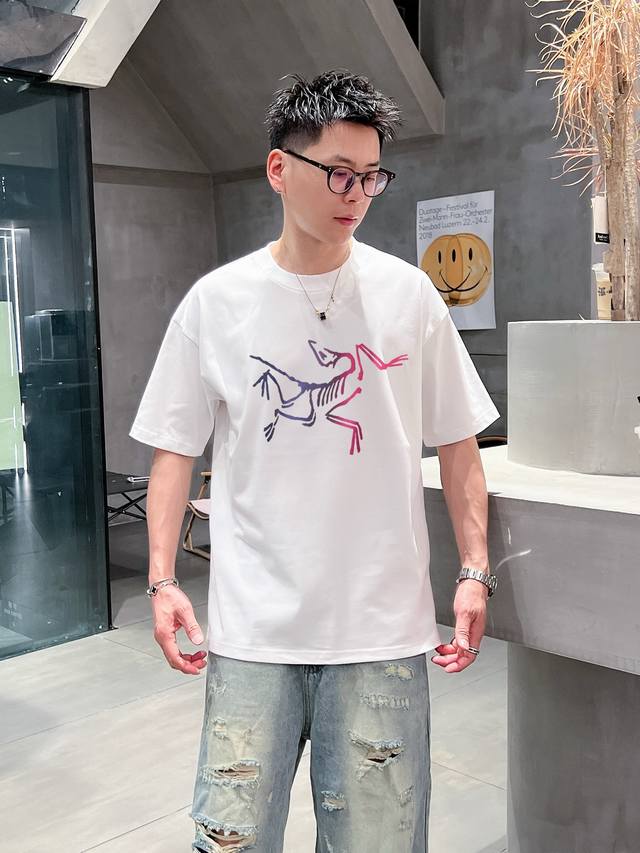 始祖鸟 新款字母印花双层重工短袖T桖 字母图案不管是T桖还是卫衣都是每年的爆款单品 前幅大面积印花采用大康丽数码印花机直喷 成本极高 经过多次的调试打版图案色差