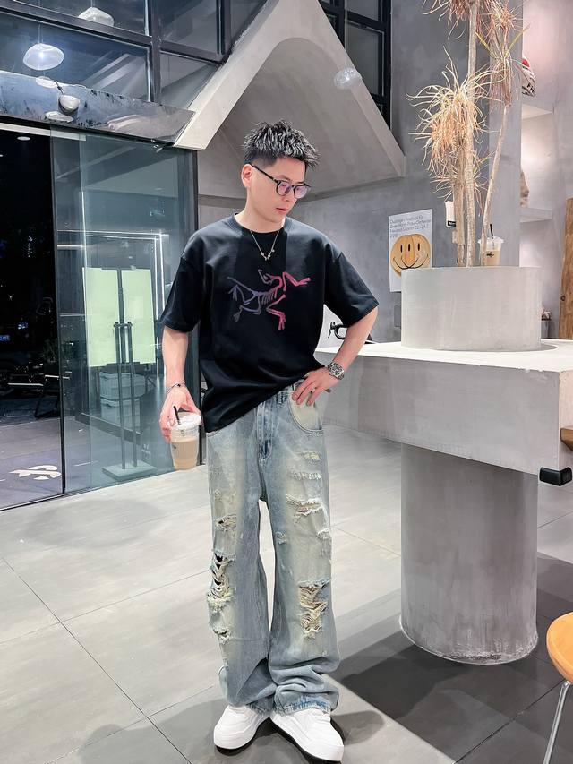 始祖鸟 新款字母印花双层重工短袖T桖 字母图案不管是T桖还是卫衣都是每年的爆款单品 前幅大面积印花采用大康丽数码印花机直喷 成本极高 经过多次的调试打版图案色差