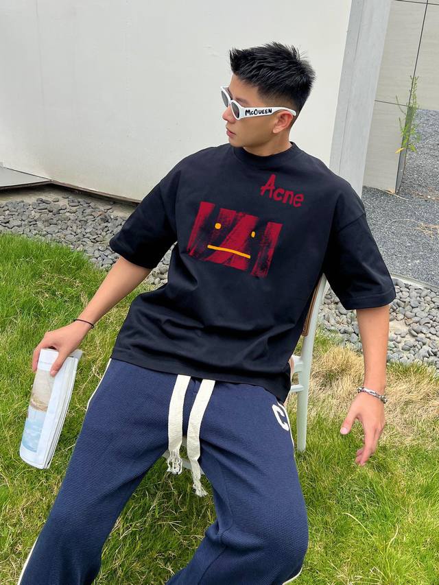 Ac 新款字母印花双层重工短袖T桖 字母图案不管是T桖还是卫衣都是每年的爆款单品 前幅大面积印花采用大康丽数码印花机直喷 成本极高 经过多次的调试打版图案色差还