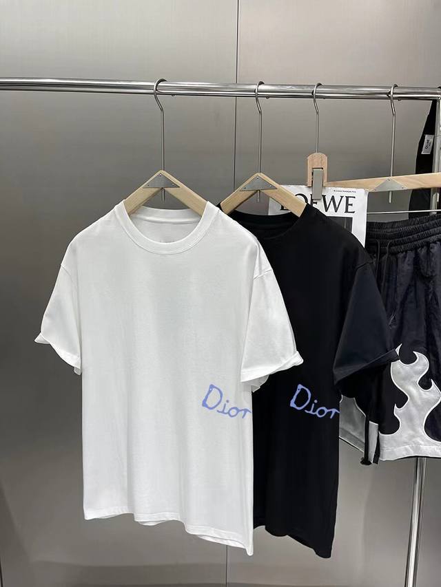 迪奥 新款字母印花双层重工短袖T桖 字母图案不管是T桖还是卫衣都是每年的爆款单品 前幅大面积印花采用大康丽数码印花机直喷 成本极高 经过多次的调试打版图案色差还