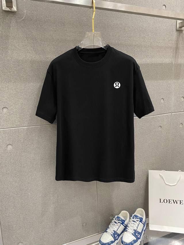 Lulu 新款字母印花双层重工短袖T桖 字母图案不管是T桖还是卫衣都是每年的爆款单品 前幅大面积印花采用大康丽数码印花机直喷 成本极高 经过多次的调试打版图案色