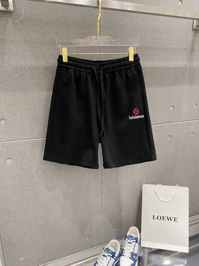 Lulu 春夏新款短裤 这款极简表达现代态度。面布63.1%棉36.9聚酯倩维 超薄复合面料 整体更显质感有力 承载创新精神， 标志性的涂珐琅徽标平添点睛之笔