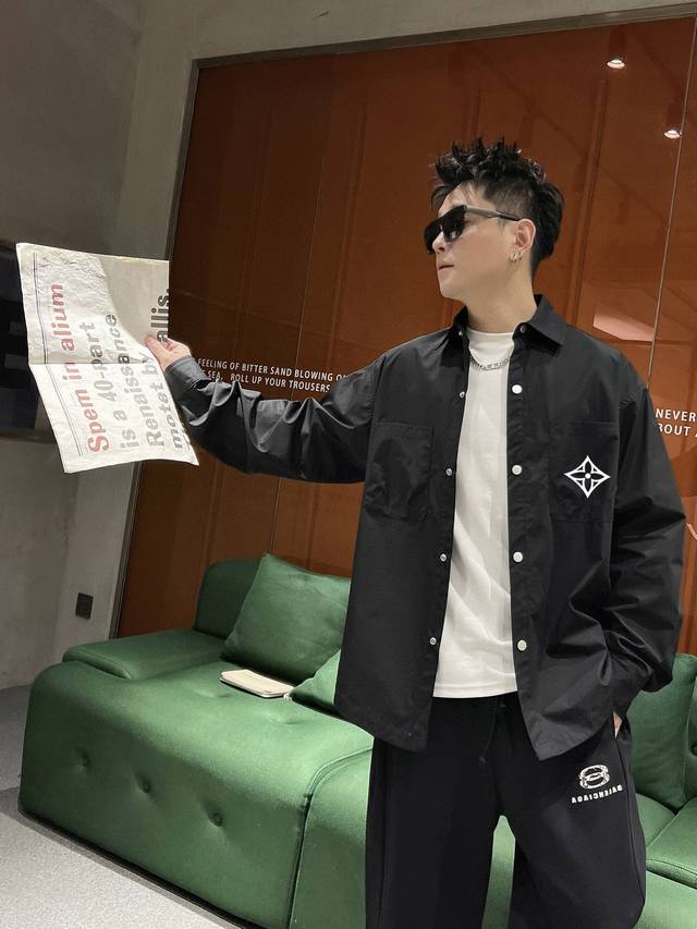 Lv 2025官网专柜最新秋款男士必备款衬衫外套，100%天然棉，褶皱效果展现质感 舒服透气，原单狠货，原版面料，柔软舒适，上身高端又奢华，足够场面的档次，这款