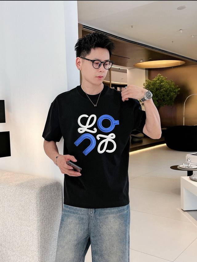 罗意家 2025春夏新款首发专柜最新款短袖圆领T恤 高端订制 设计前卫时尚！品牌Logo重工艺设计 高端定制面料.手感柔软.穿着舒适.专柜级别精致车线.做工精细