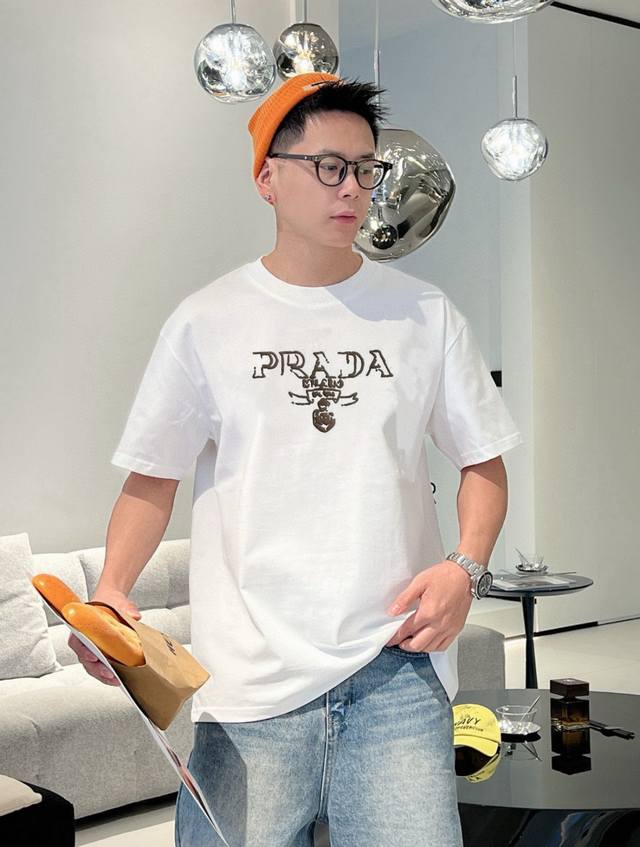 普家 2025春夏新款首发专柜最新款短袖圆领T恤 高端订制 设计前卫时尚！品牌Logo重工艺设计 高端定制面料.手感柔软.穿着舒适.专柜级别精致车线.做工精细.