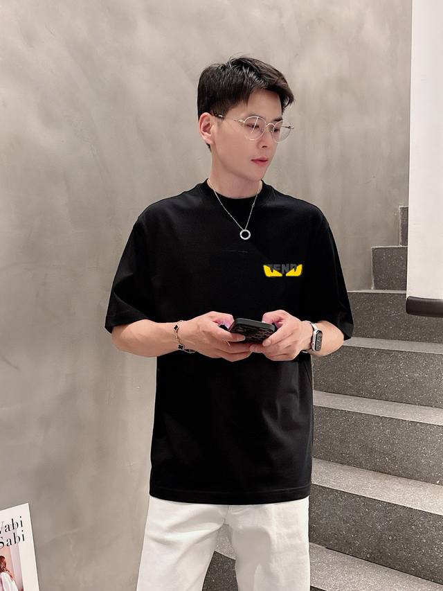 芬家 2025春夏新款首发专柜最新款短袖圆领T恤 高端订制 设计前卫时尚！品牌Logo重工艺设计 高端定制面料.手感柔软.穿着舒适.专柜级别精致车线.做工精细.