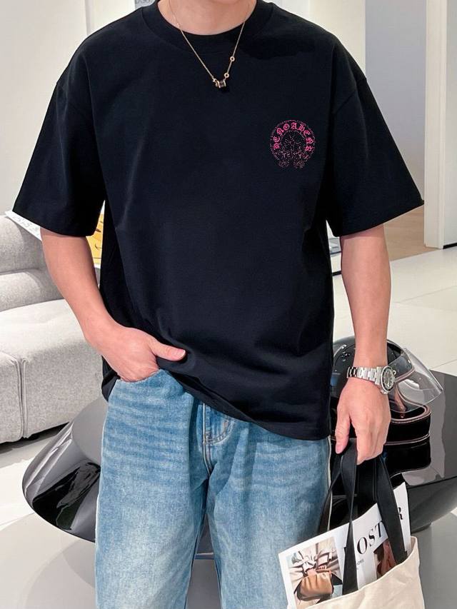克罗家 2025春夏新款首发专柜最新款短袖圆领T恤 高端订制 设计前卫时尚！品牌Logo重工艺设计 高端定制面料.手感柔软.穿着舒适.专柜级别精致车线.做工精细