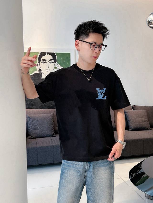 驴家 2025春夏新款首发专柜最新款短袖圆领T恤 高端订制 设计前卫时尚！品牌Logo重工艺设计 高端定制面料.手感柔软.穿着舒适.专柜级别精致车线.做工精细.