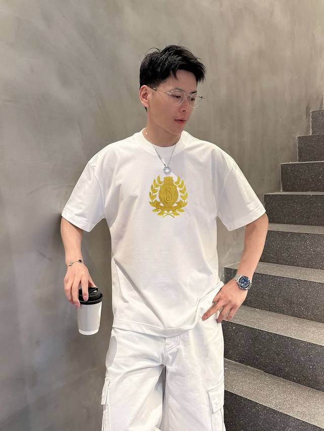 巴家 2025春夏新款首发专柜最新款短袖圆领T恤 高端订制 设计前卫时尚！品牌Logo重工艺设计 高端定制面料.手感柔软.穿着舒适.专柜级别精致车线.做工精细.