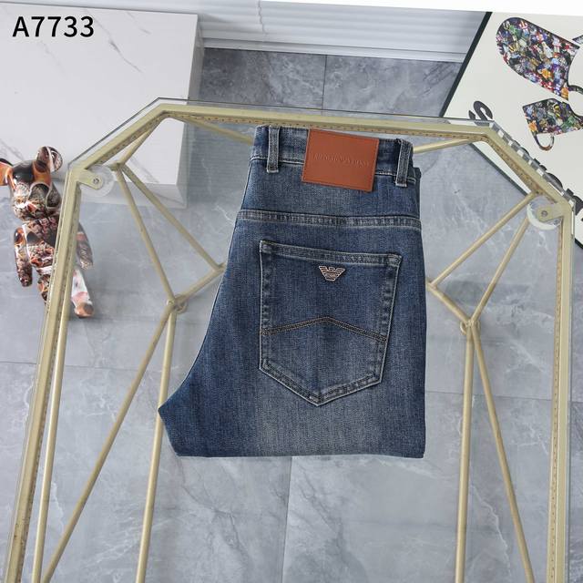 秋冬 新款牛仔裤 款号：A7733 尺码：29一42 商务版型：微宽，无论腿粗或腿细，上身效果都显瘦，显腿直。
