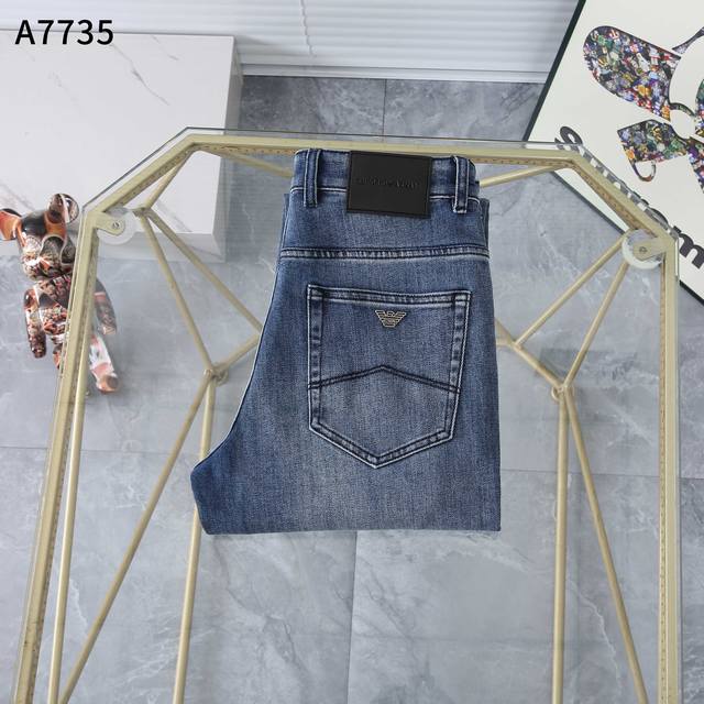 秋冬 新款牛仔裤 款号：A7735 尺码：29一42 商务版型：微宽，无论腿粗或腿细，上身效果都显瘦，显腿直。
